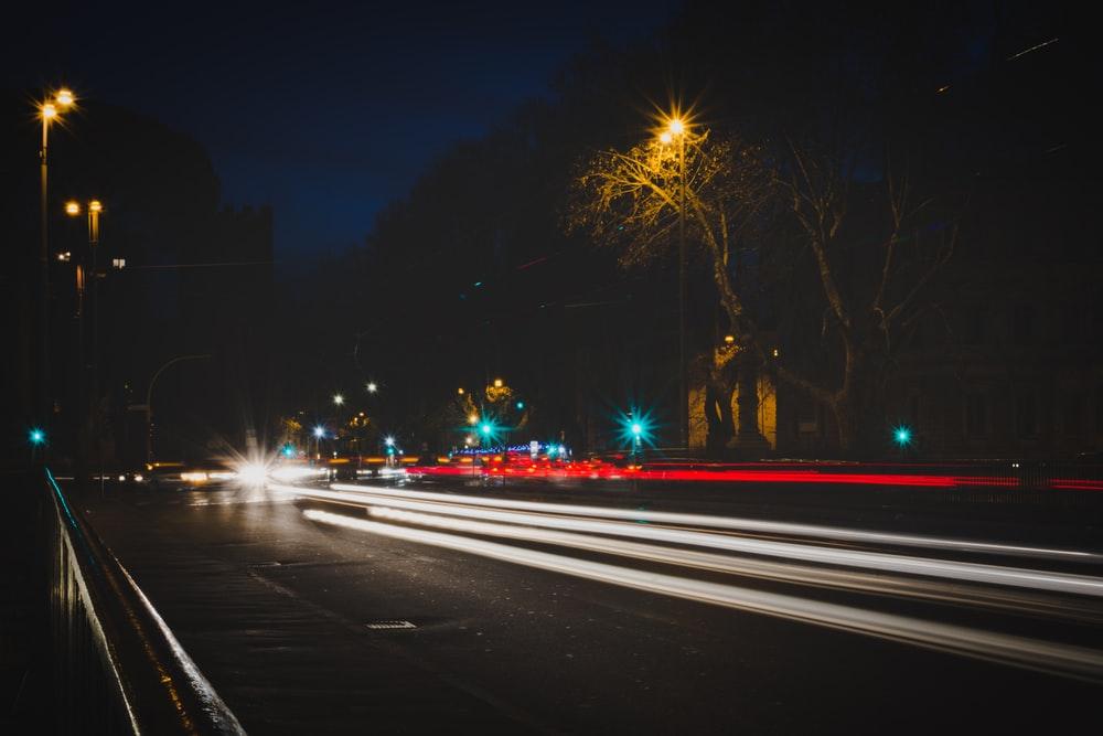 Silhouette Fahrzeugscheinwerfer bei Nacht